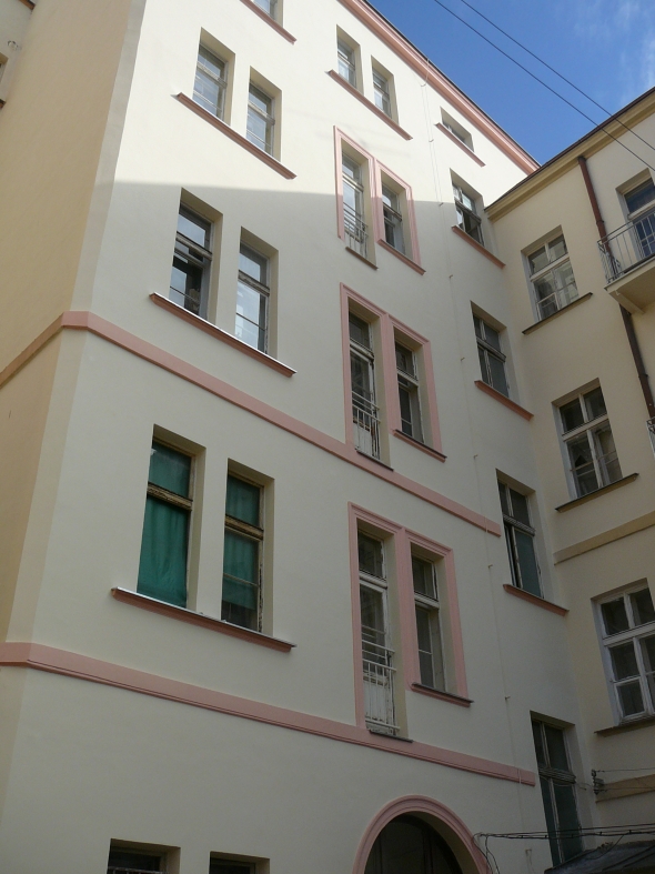 Oprava dvorní fasády Karlínské nám.č.11,Praha 8